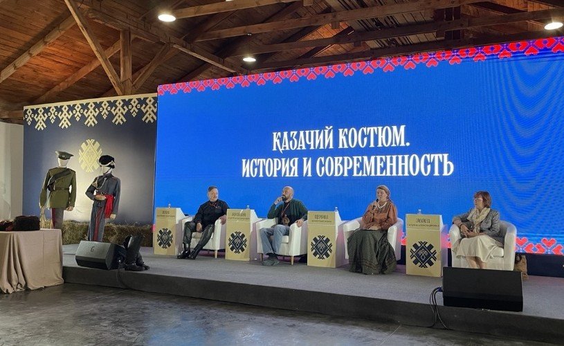 люди сидят на подиуме