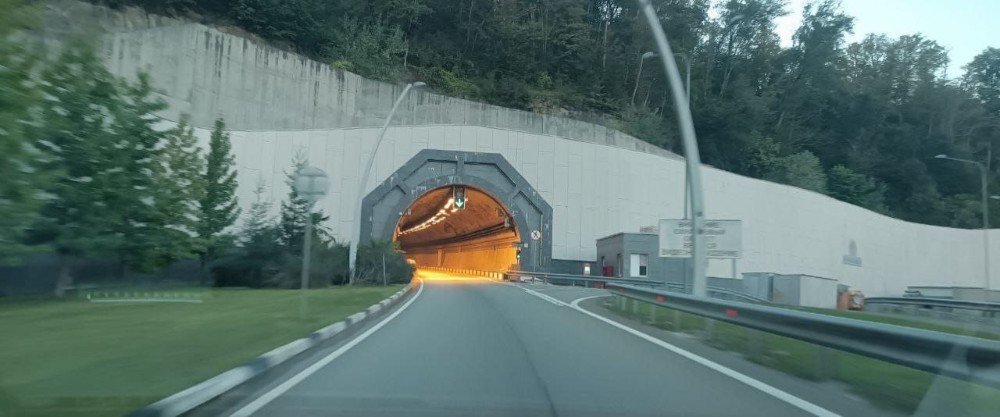 тоннель на автотрассе