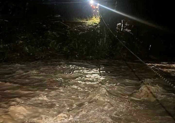 река в темноте