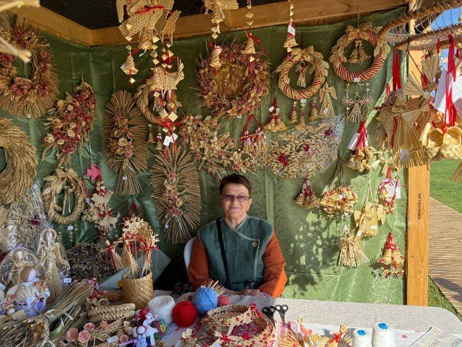 женщина сидит с плетенками