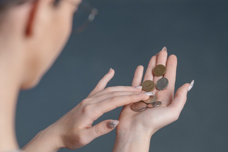 Девушка пересчитывает деньги