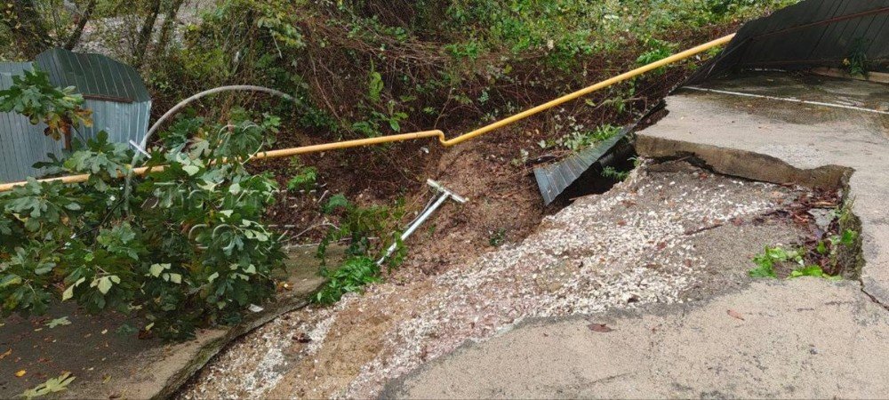 Оползень разрушил дорогу в Сочи