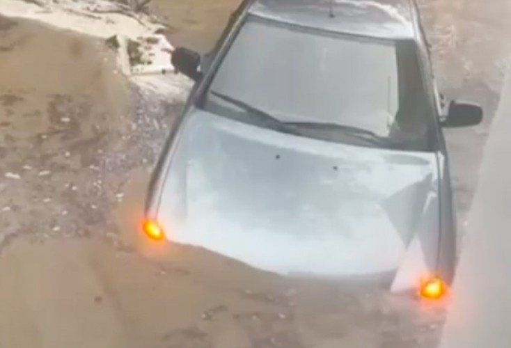 машина стоит в воде