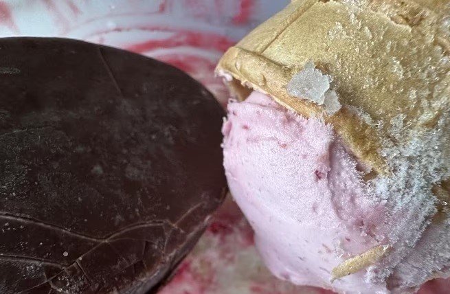 мороженное лежит на столе