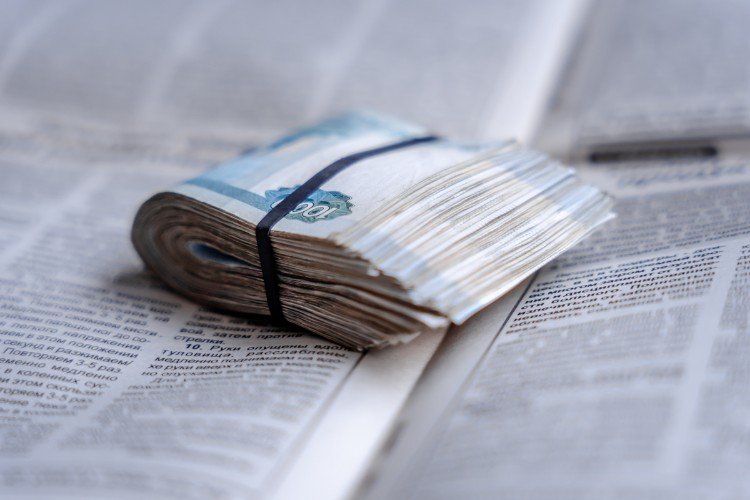 Пачка денег.