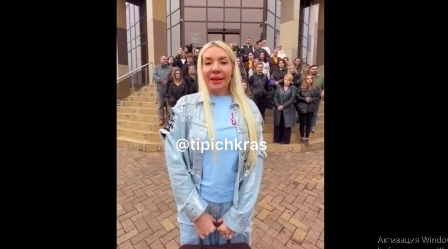 девушка стоит на фоне людей