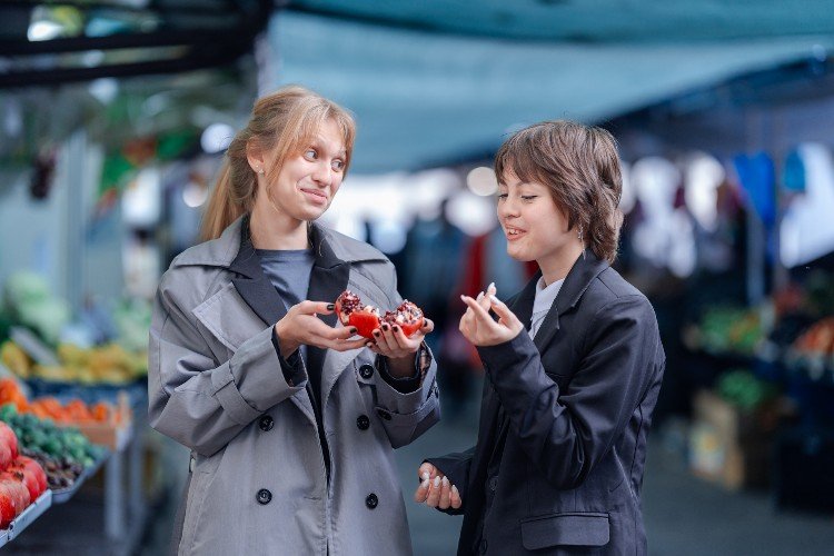 Девушки едят гранаты