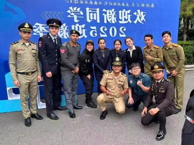 Участники группы ( Николай Зинченко - второй слева)