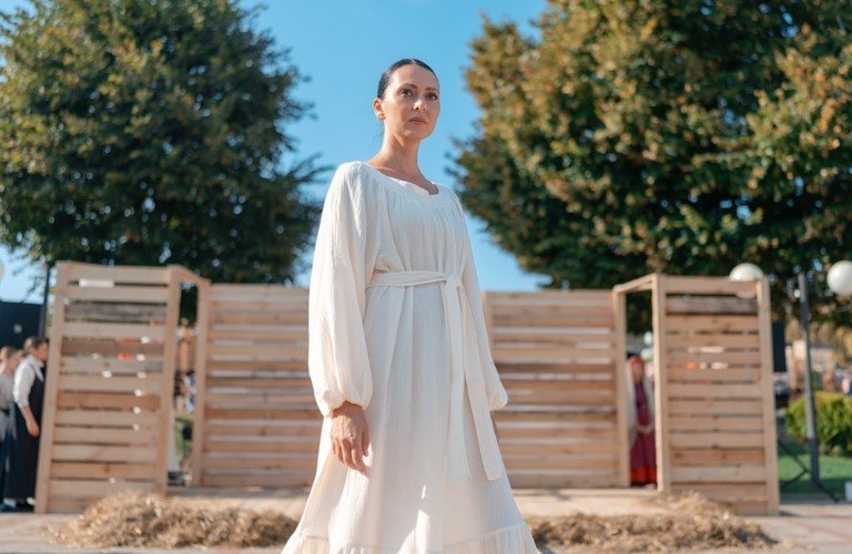 женщина стоит в белом платье