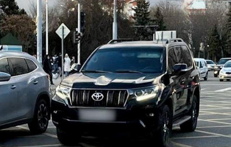 авто стоит на дороге