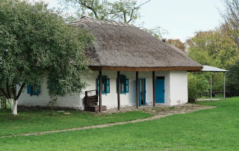 дом стоит в хуторе