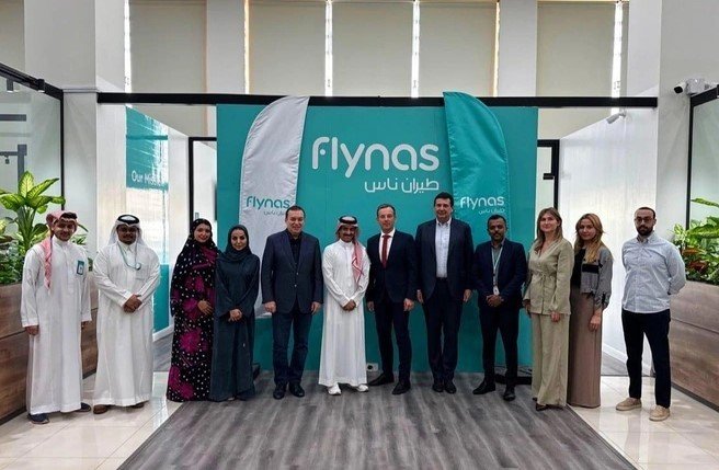 люди стоят у стенда