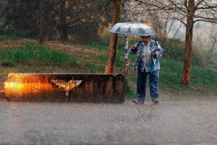 женщина идет под дождем