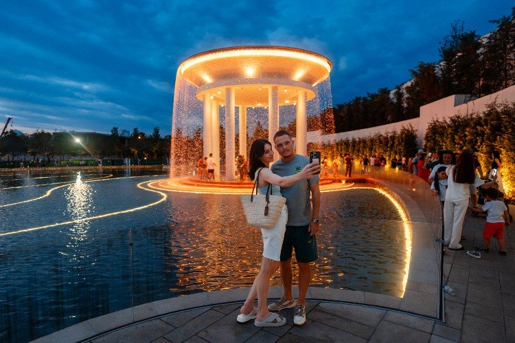 люди гуляют по парку