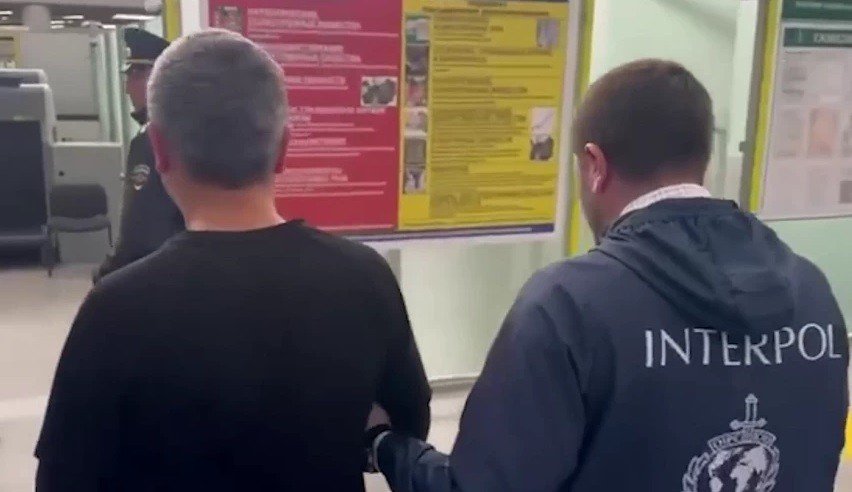 Сопровождение подозреваемого в аэропорту Сочи