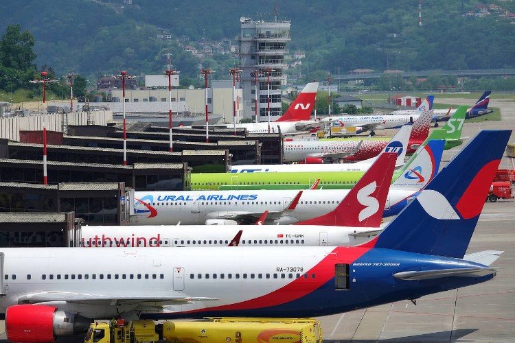 самолеты стоят в аэропорту