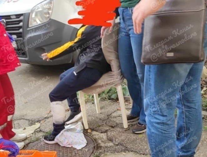 мальчик с перевязанной ногой сидит на стуле