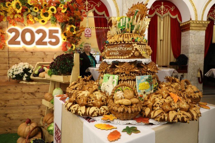 100-килограммовый каравай испекли в честь Дня урожая в Анапе