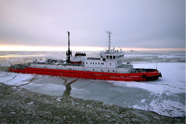 Ледокол за работой