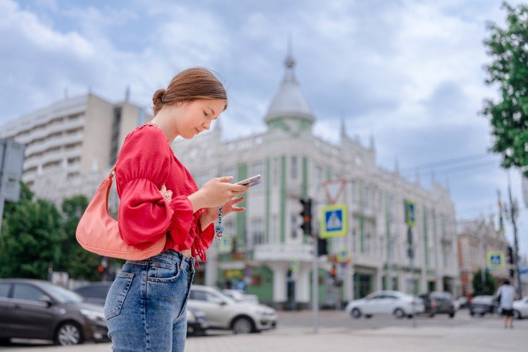 Девушка с телефоном