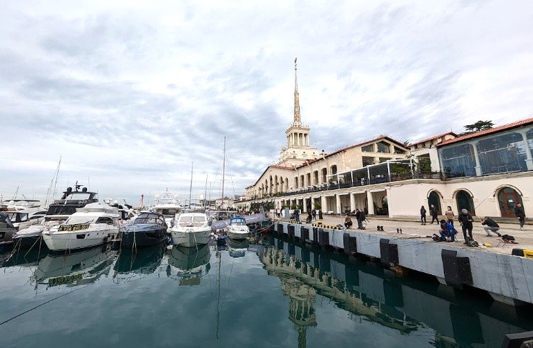 вид на морвокзал Сочи