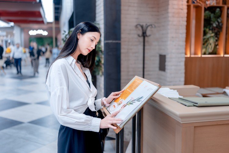 Девушка изучает меню в ресторане