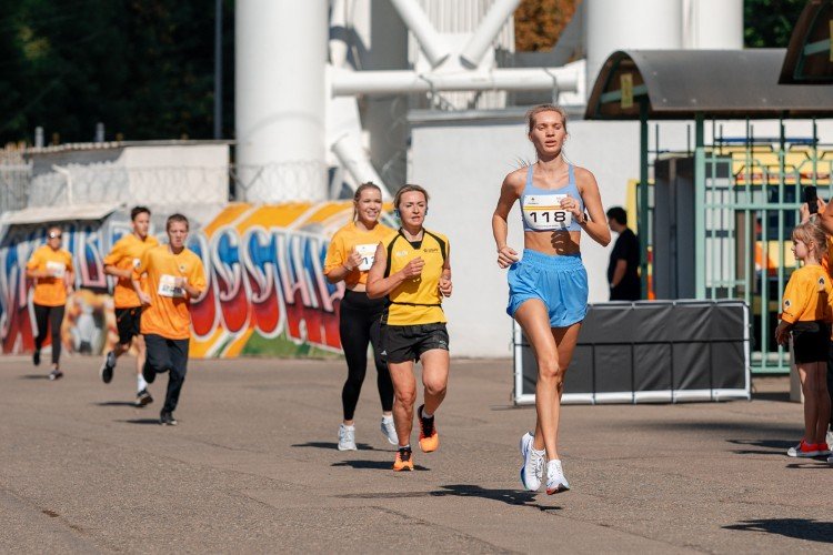 бегуны бегут по дороге