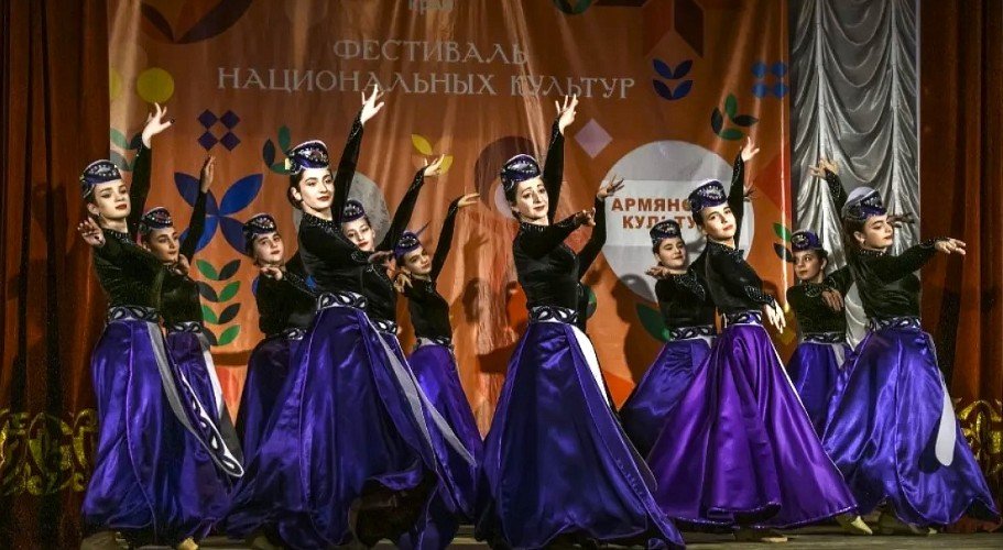 коллектив танцует на сцене