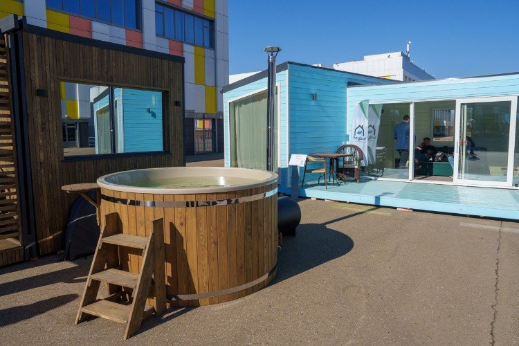 баня стоит во дворе