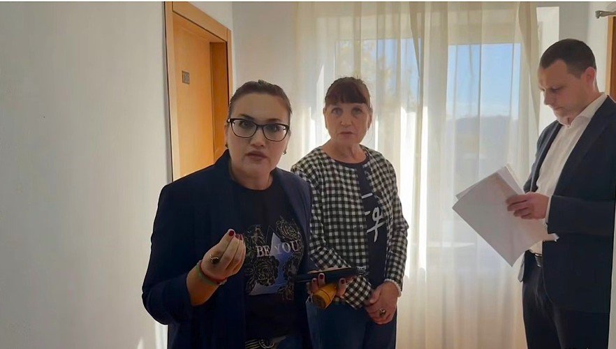 люди стоят в коридоре