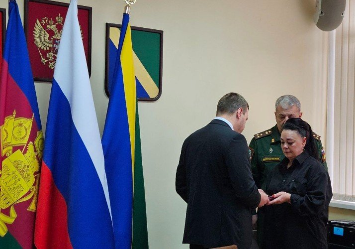 мужчины отдают награду женщине