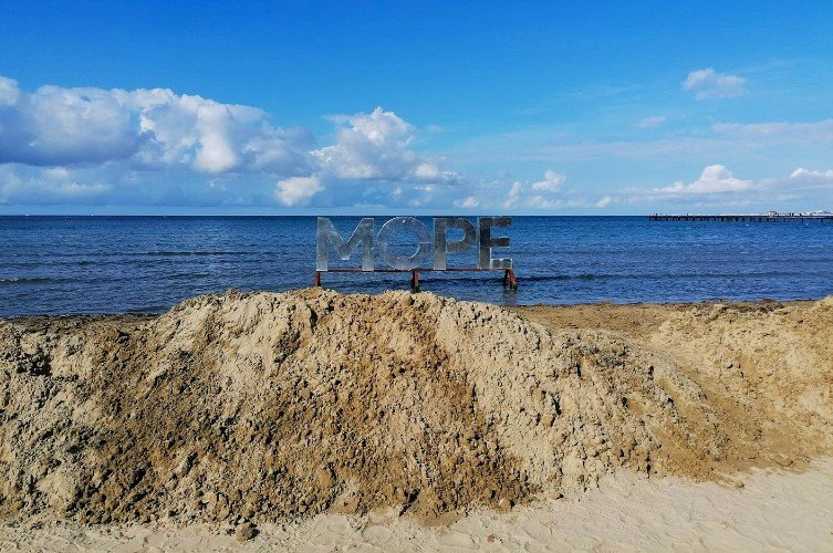 стела море  стоит на пляже