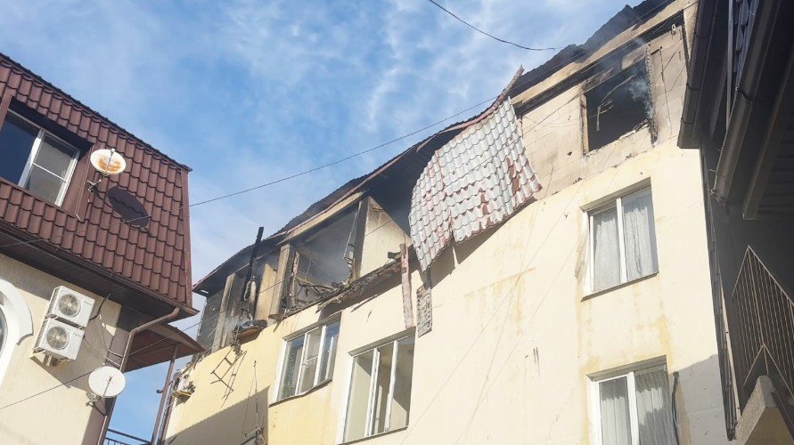 вид на горящий дом