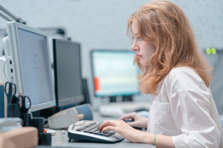 Девушка работает на компьютере