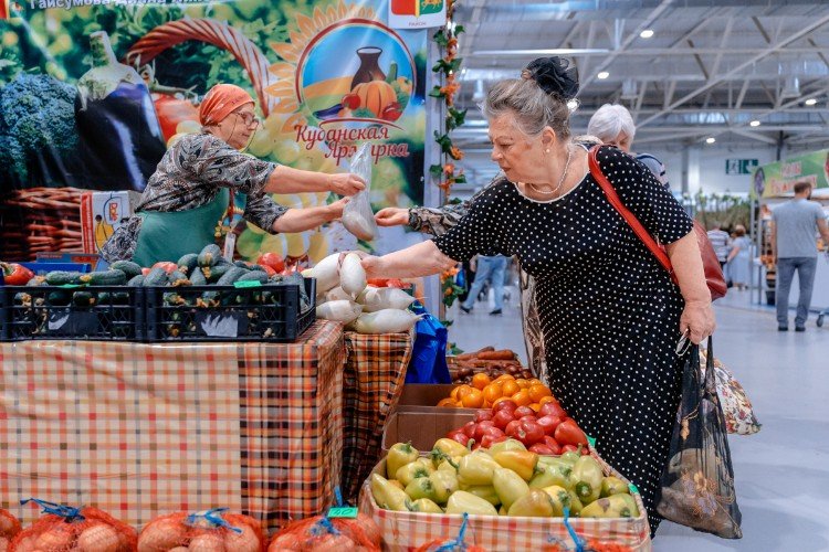 женщина делает покупки