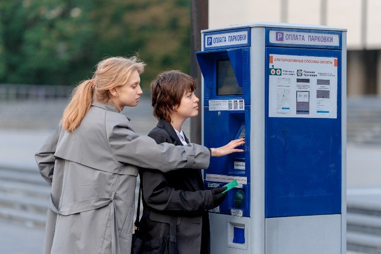 девушки стоят у терминала