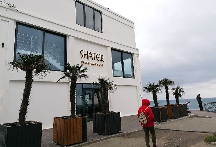 Люди идут около кафе "Шатер"