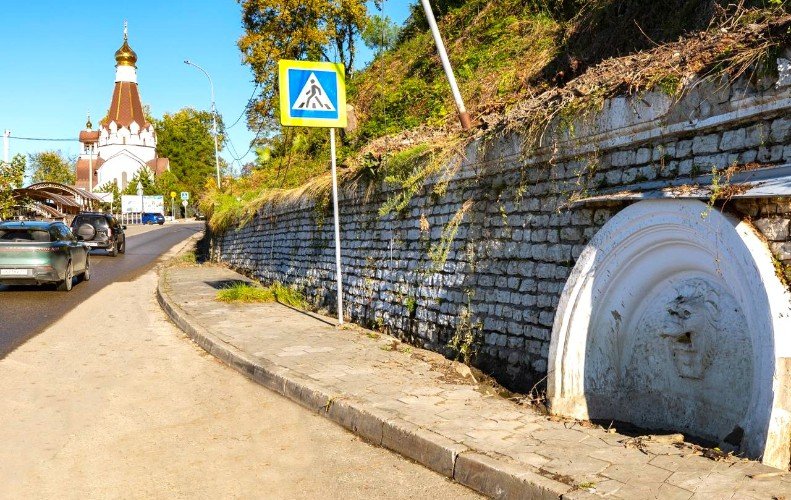 машины едет по дороге