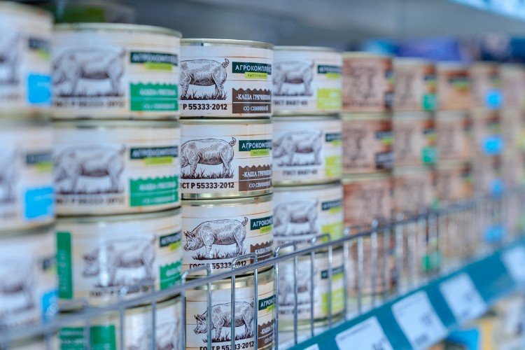 Консервы на полках в магазине