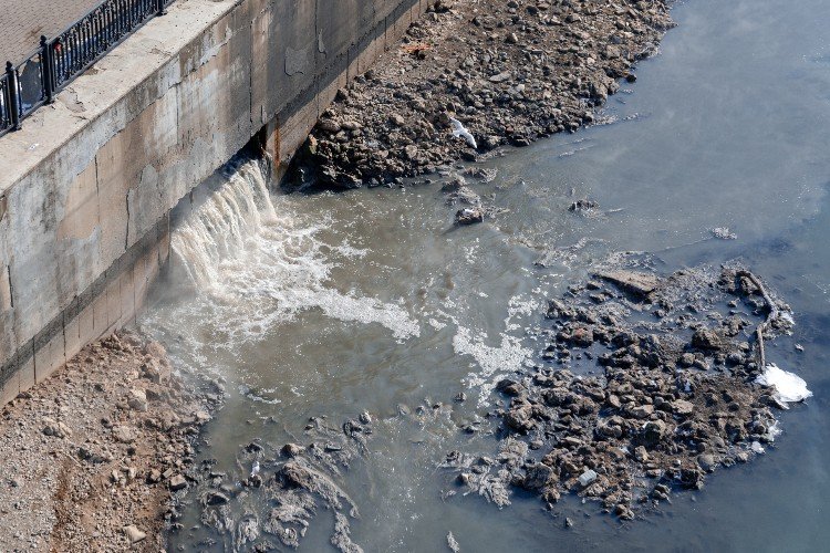 вода стекает в море