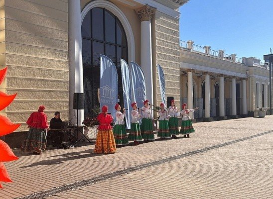 Встреча круизного поезда на вокзале в Сочи