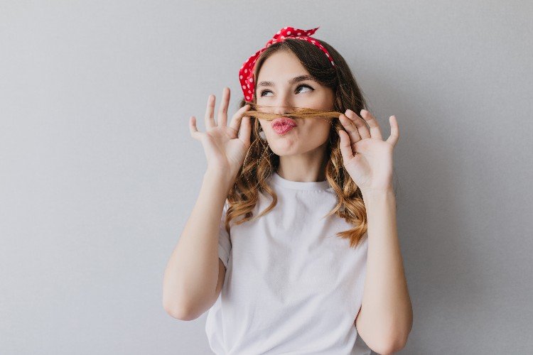 Красивая девушка играется со своими волосами