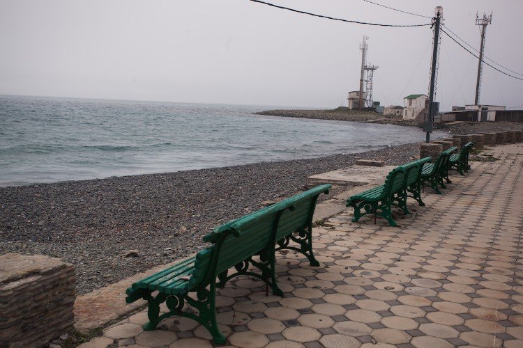 скамейки стоят на набережной