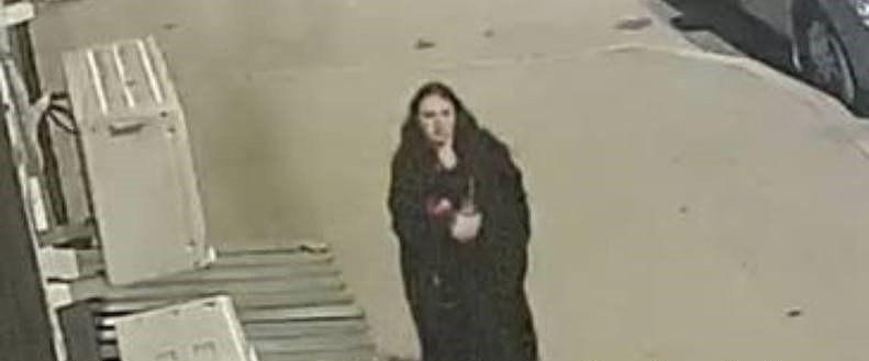 женщина идет по улице