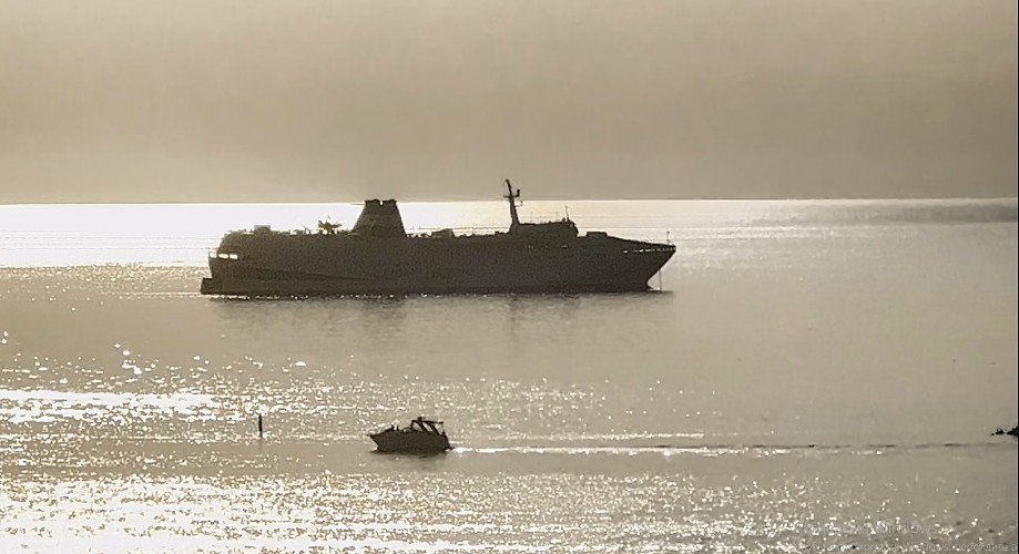 паром  стоит на рейде