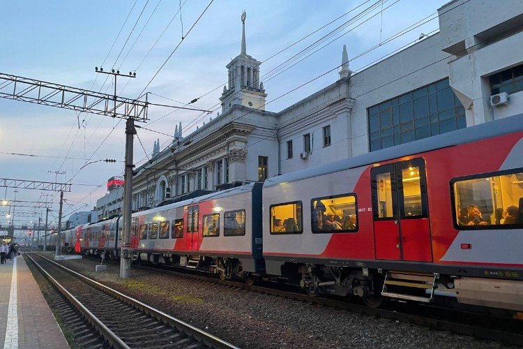 электричка стоит на вокзале