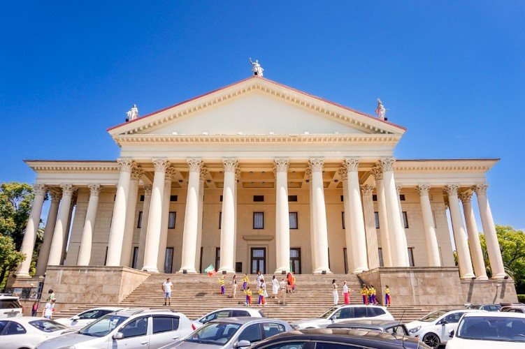 вид на Зимний театр Сочи