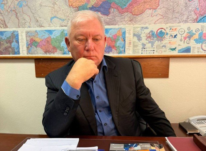 Анатолий Вороновский сидит за столом