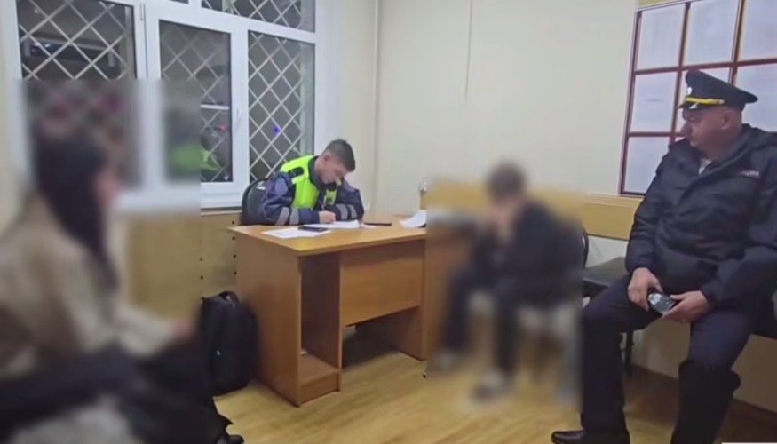 Задержанные подростки в отделении полиции