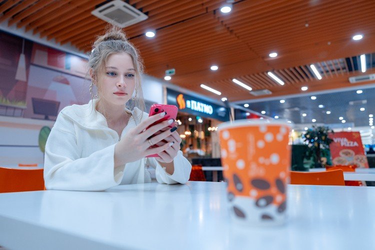 девушка сидит в кафе